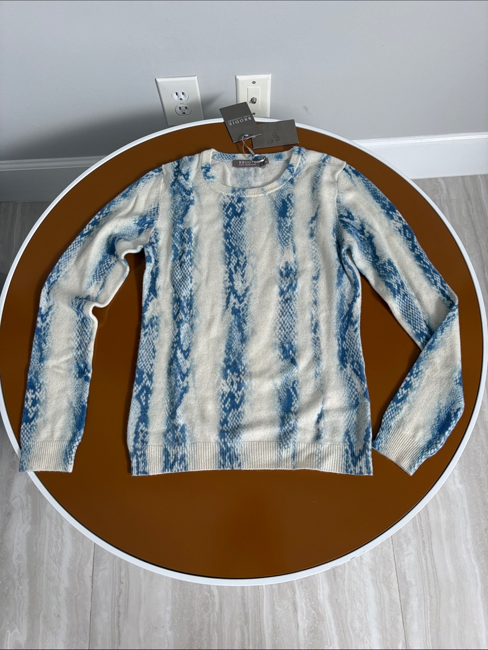 Brodie Cashmere Blue & Cream Patterned Crewneck Sweater